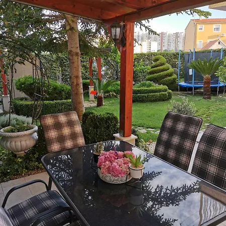 Leona Apartment *