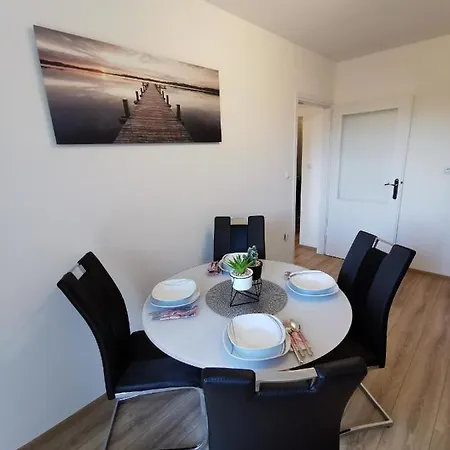 Leona Apartment