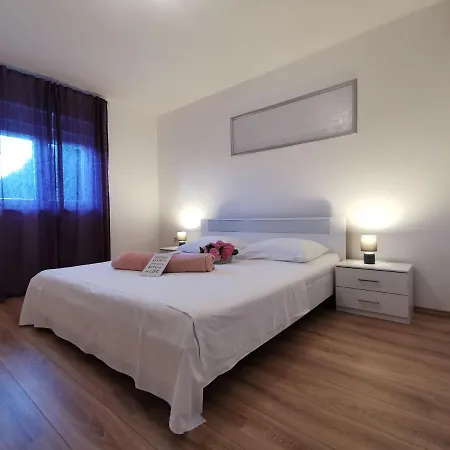 Apartment Leona *