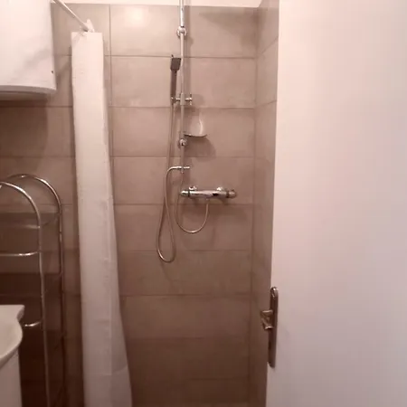 Leona Apartment *