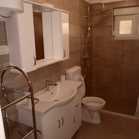 Apartment Leona *