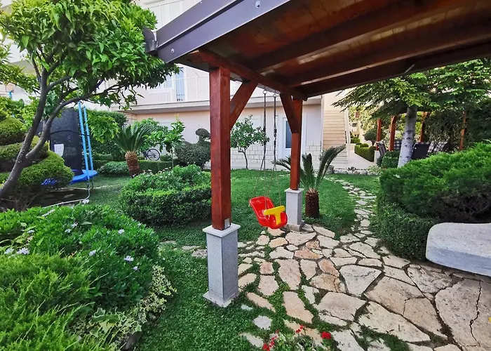 Апартаменти Leona