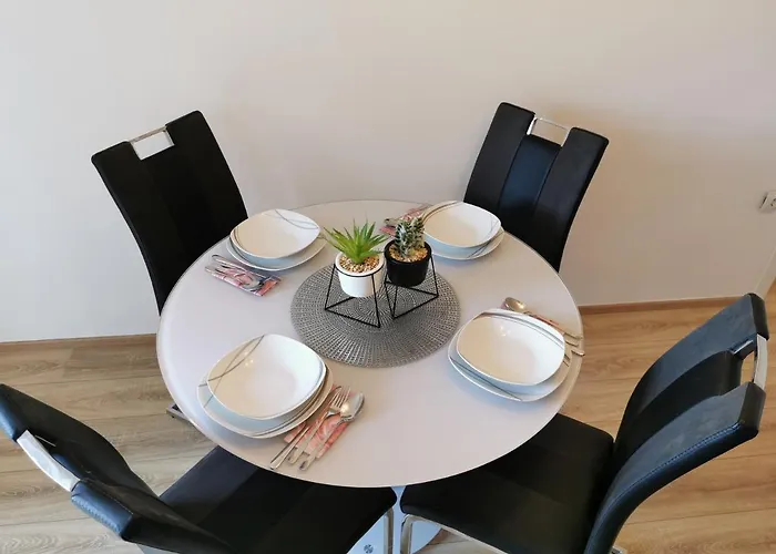 Апартаменти Leona *