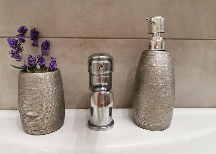 Апартаменти Leona *