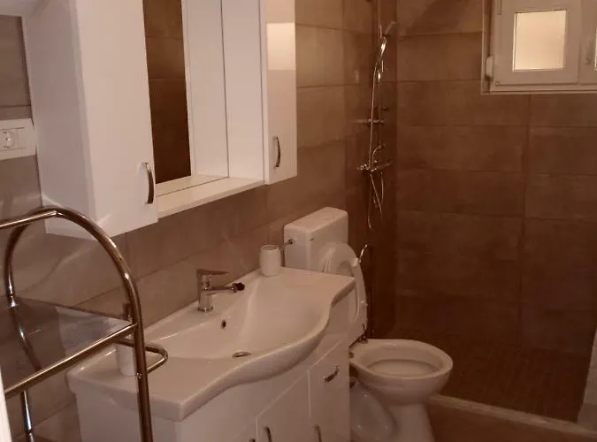 Апартаменти Leona *